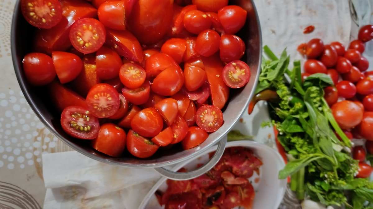 Whole grain pasta with fresh tomato and basil sauce